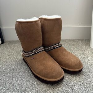 Ugg classic short crescent
